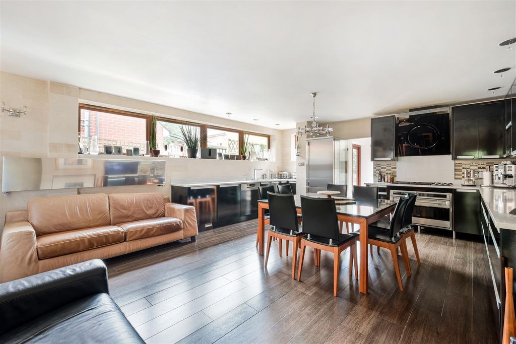 Property photo 2 of 29 Ladbroke Road (22).Jpg