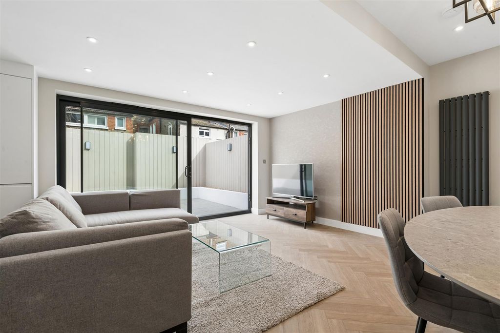 Property photo 3 of 9 Flat 1, 20 Hoyle Road, London, Sw17 0Rs Reception