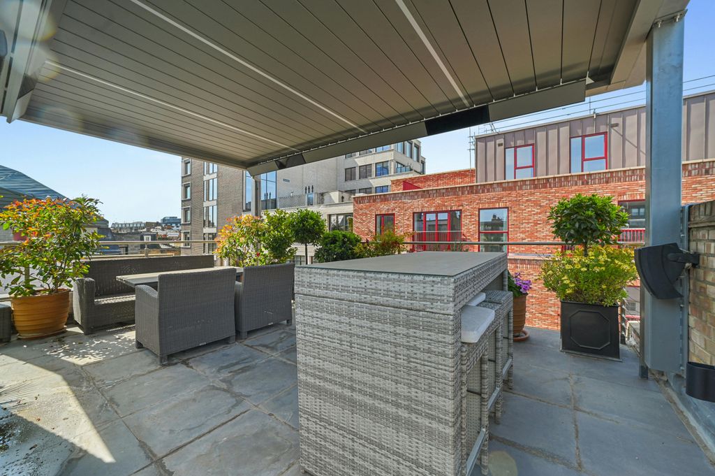Property photo 2 of 15 MD-Bericote-8Tottenhammews-32.Jpg