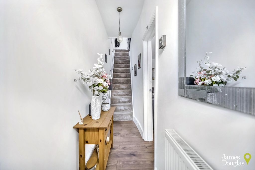 Property photo 3 of 20 Hall 1