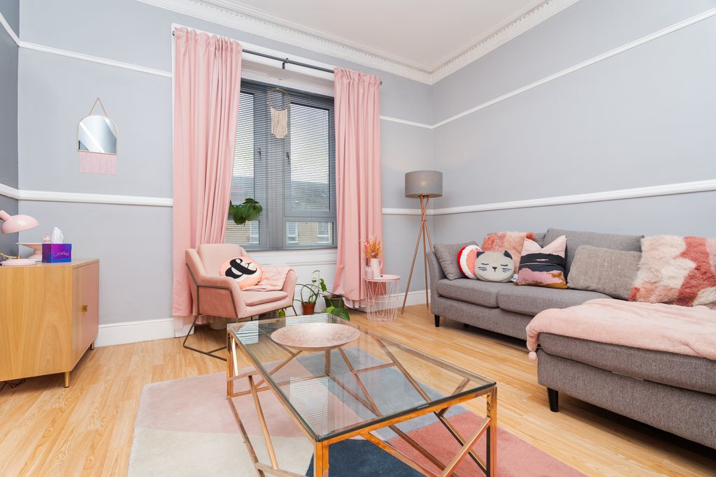 Property photo 2 of 18 Lounge