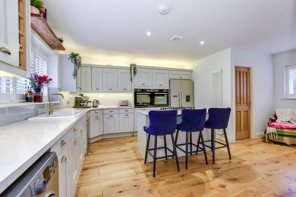 Property photo 2 of 31