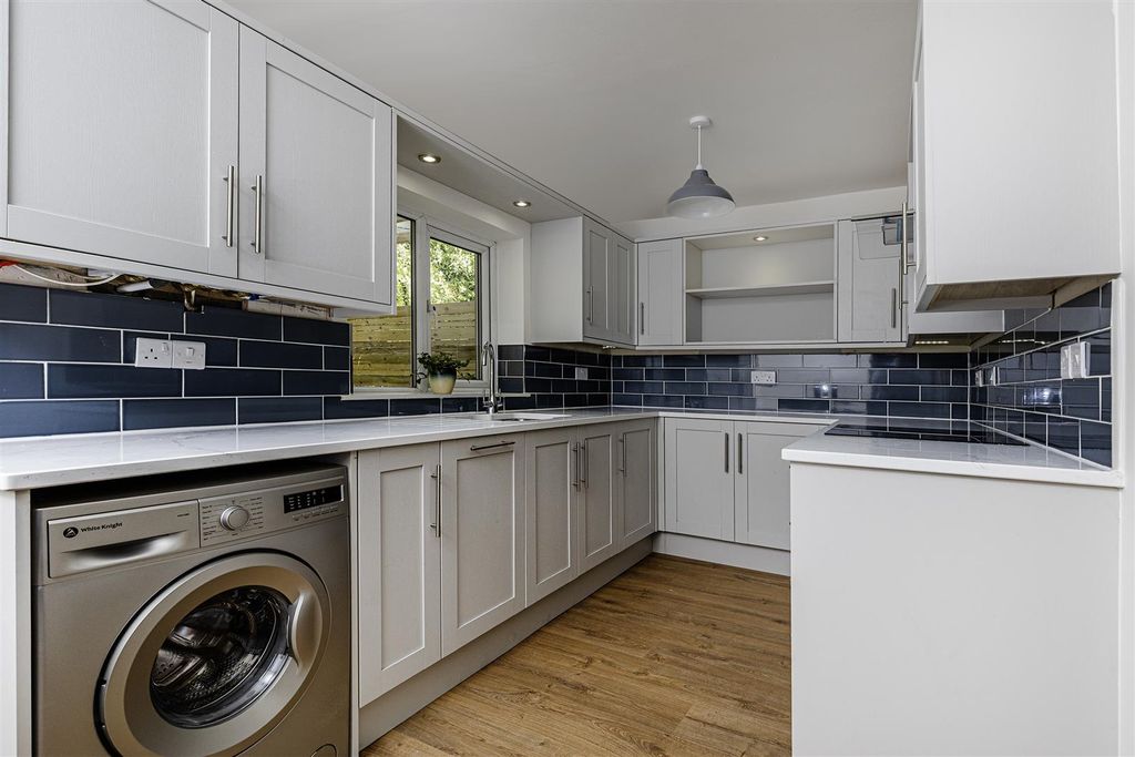 Property photo 3 of 27 Breakfast Kitchen