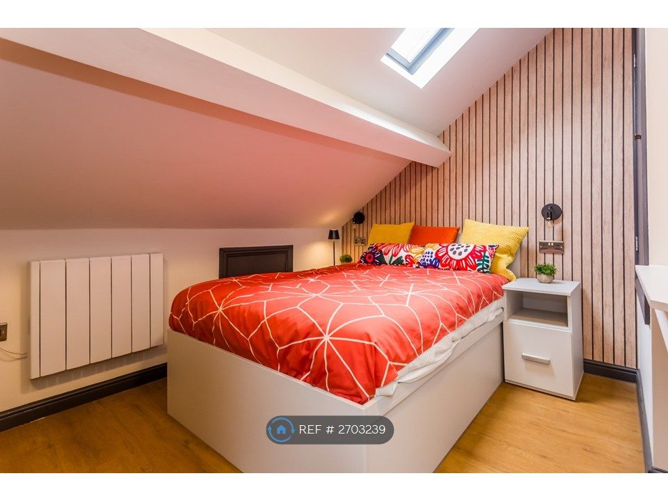 Property photo 1 of 4 Room 6 Bedroom