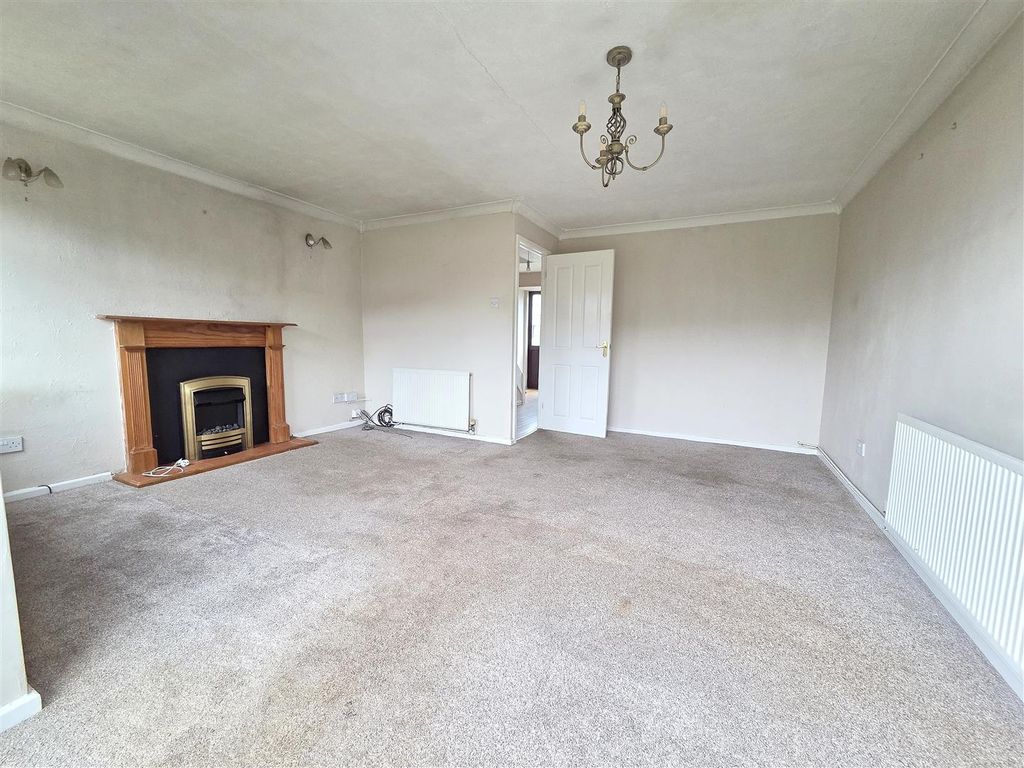 Property photo 3 of 11 Open Plan Lounge / Diner