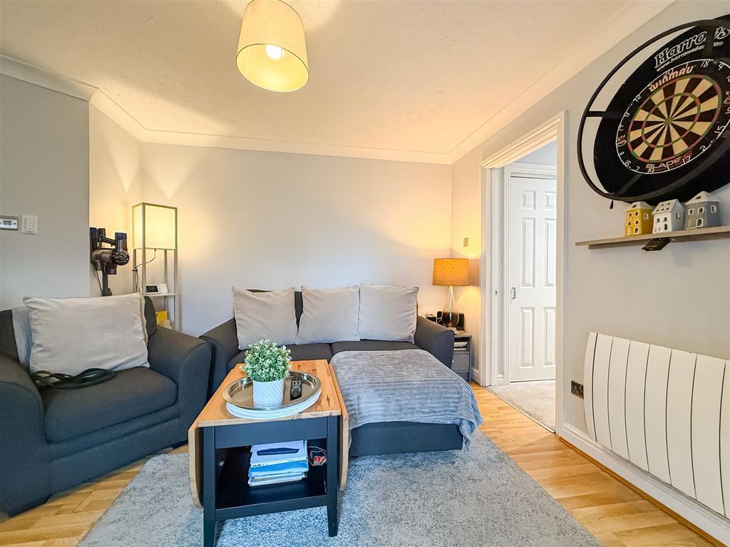 Property photo 3 of 12 Lounge