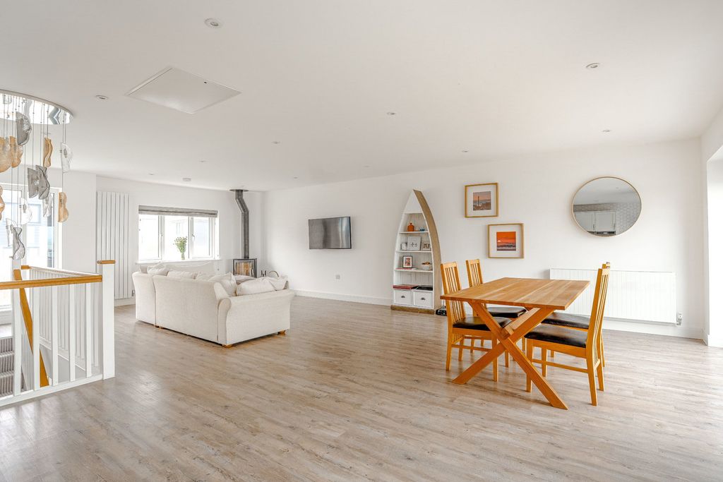 Property photo 3 of 34