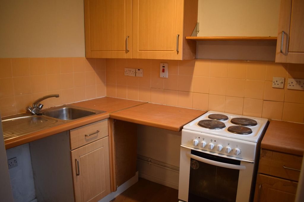 Property photo 3 of 11 Kitchen