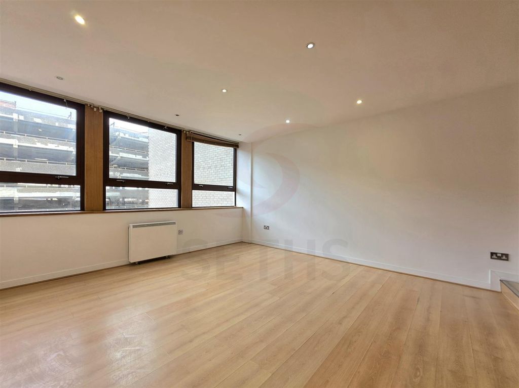 Property photo 2 of 8 Lounge