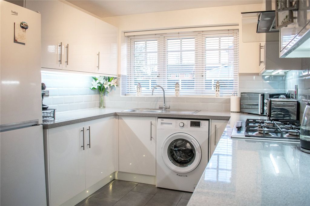Property photo 3 of 18 Kitchen