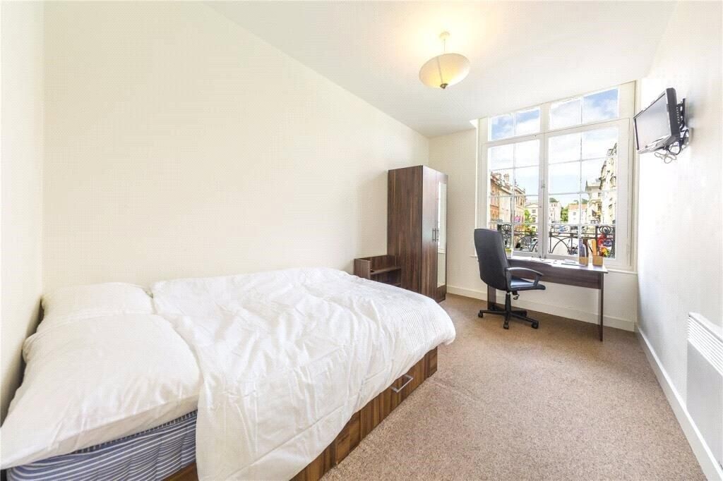 Property photo 1 of 11 Bright And Inviting Double Bedroom Featuring A Com...