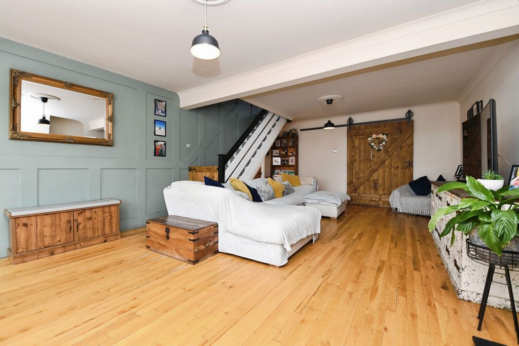 Property photo 2 of 20 Lounge