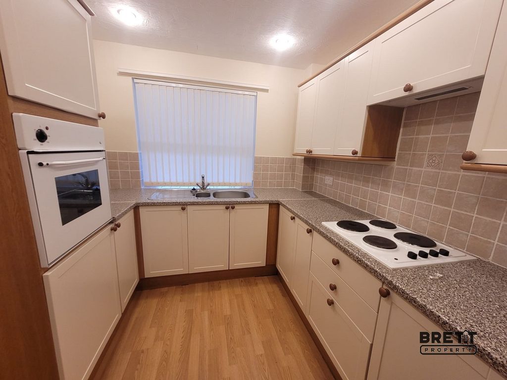 Property photo 2 of 6 Kitchen