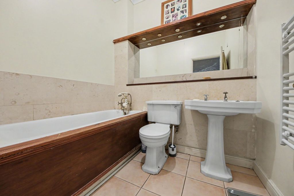 Additional image 11 of 2 bed flat for saleMidanbury Lane, Bitterne Park SO18