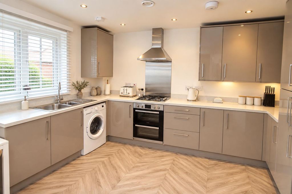 Property photo 3 of 12 Kitchen