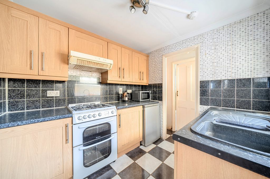 Property photo 2 of 17 1358572-9-68d4710...