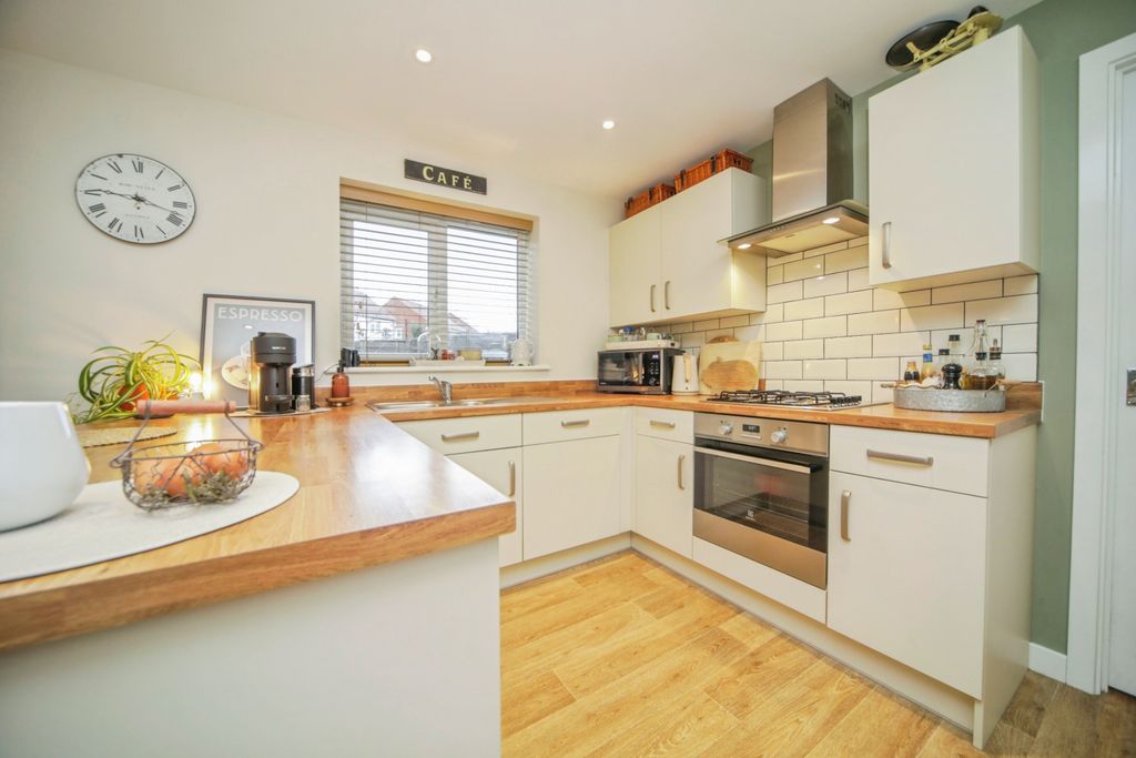 Property photo 3 of 20 Kitchen