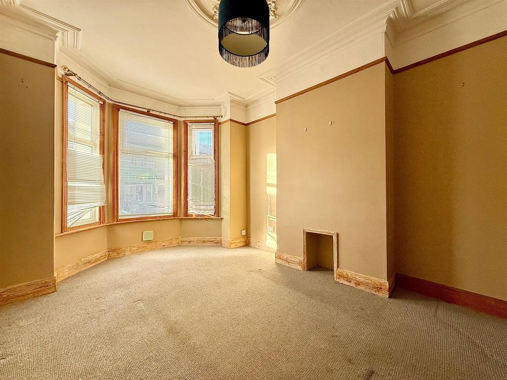 Property photo 3 of 13 Lounge