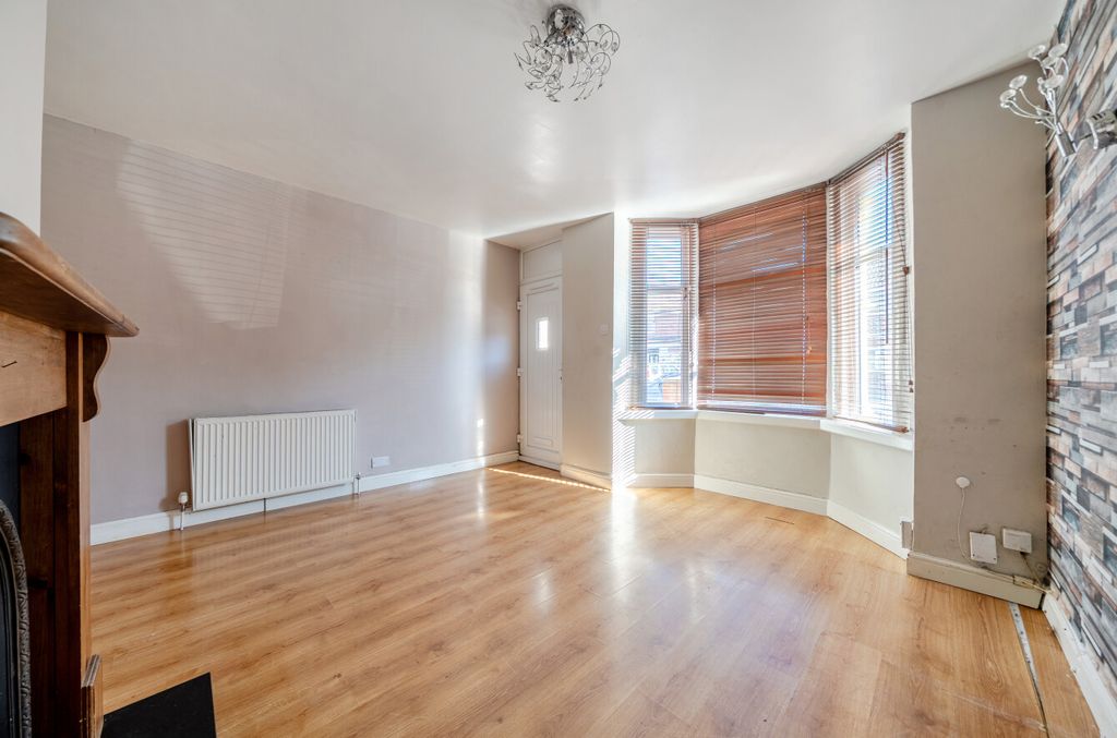 Property photo 2 of 14 1509921-12-6A8344...