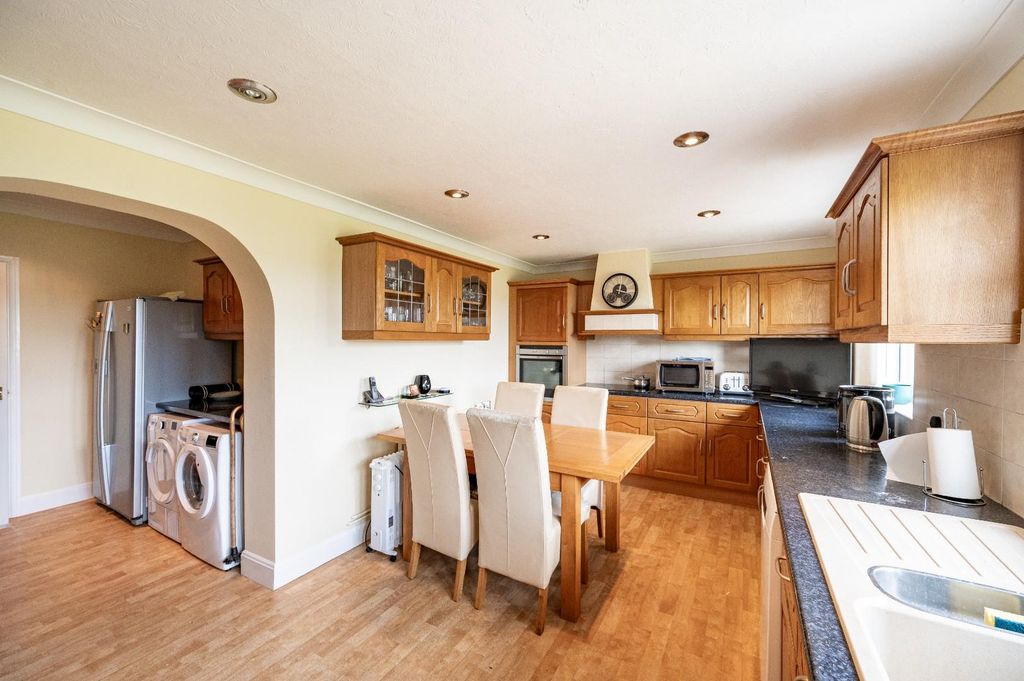Property photo 3 of 17 Kitchen/Breakfast Room