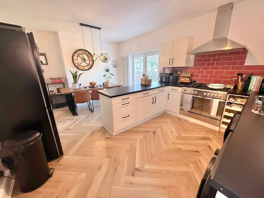 Property photo 3 of 11 Kitchen