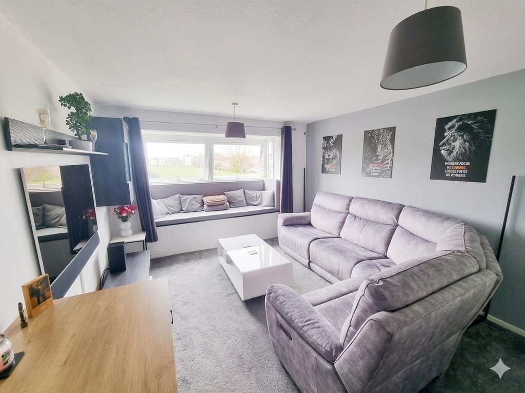 Property photo 3 of 11 Living Room