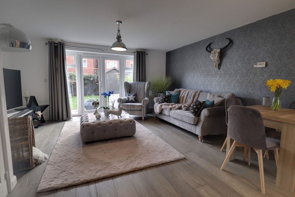 Property photo 2 of 15 Lounge