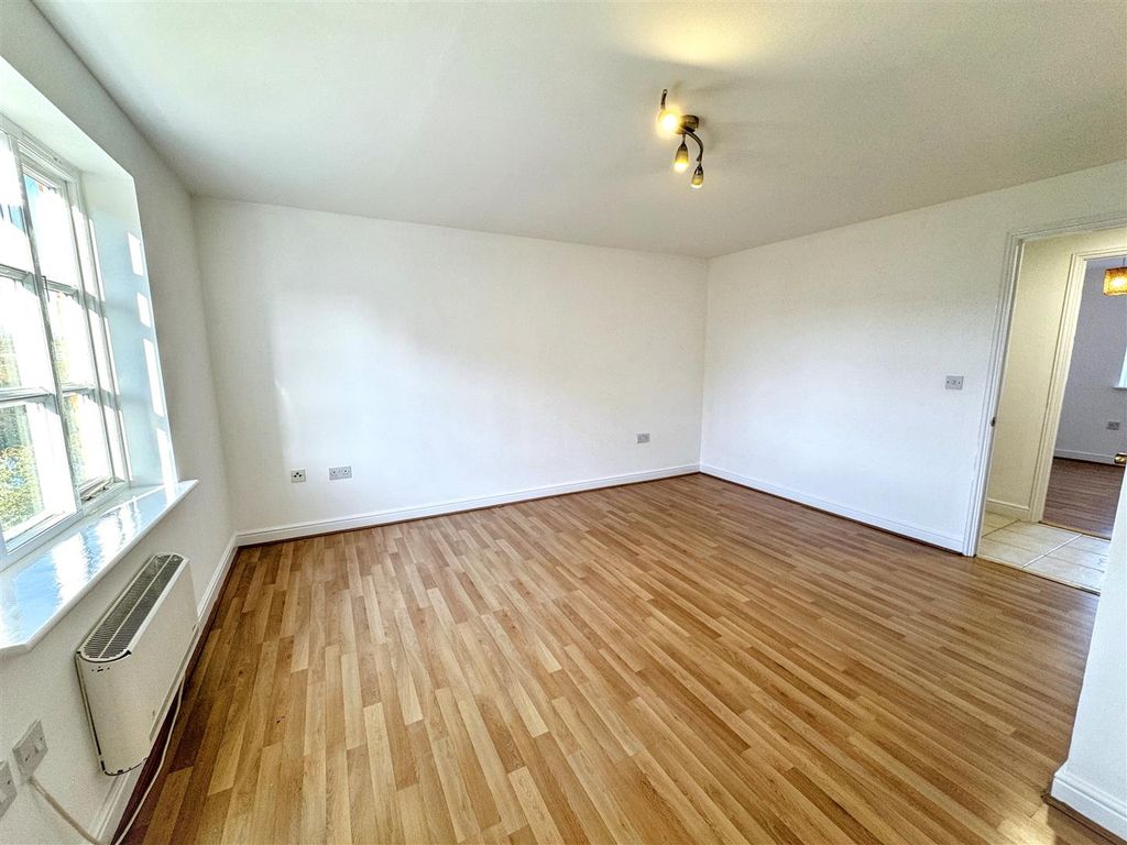 Property photo 3 of 12 Lounge