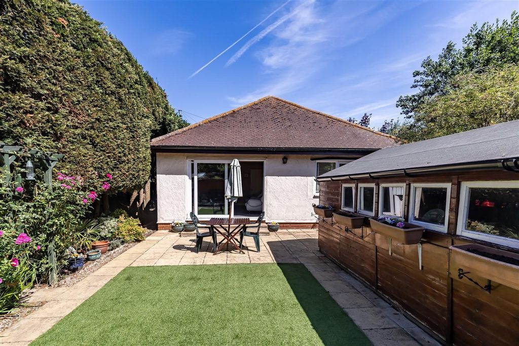 Property photo 2 of 20 208 Queens Road CM16 (17).Jpg