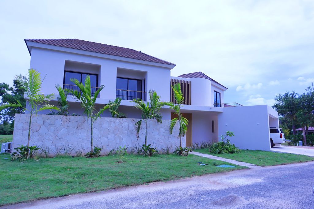 Property photo 2 of 19