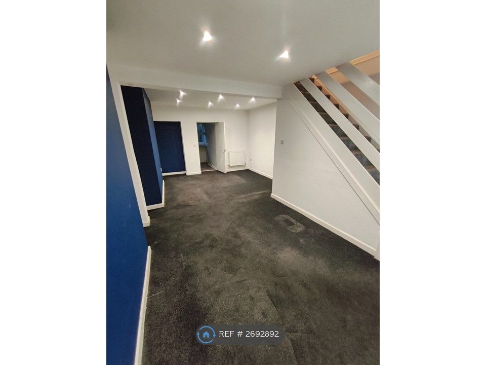 Property photo 2 of 17 Living Room (3)