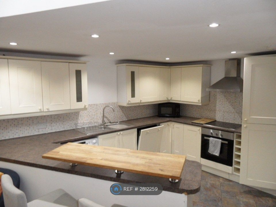 Property photo 3 of 9 Chef's Delight - Kitchen With All Mod Cons