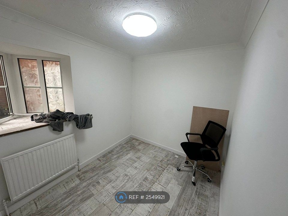 Property photo 2 of 8 Bedroom