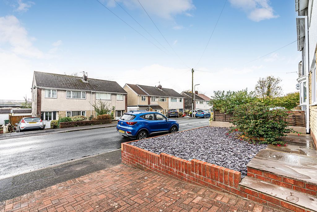 Property photo 3 of 31