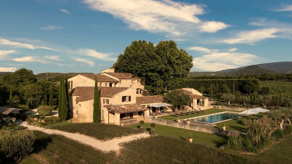 Property photo 1 of 19 Luxury Property For Sale In Ménerbes With 762 m2 Living Space, 7.5 Hectares Landscaped Garden And Olive Grove With 1000 Olive Trees