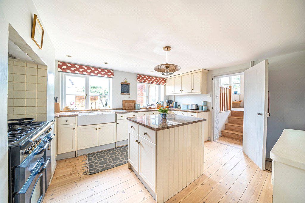 Property photo 3 of 17 Kitchen