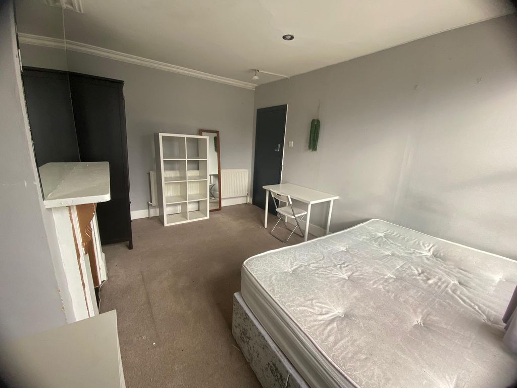 Property photo 2 of 13 Room 2- £850 Available 25/08/2026