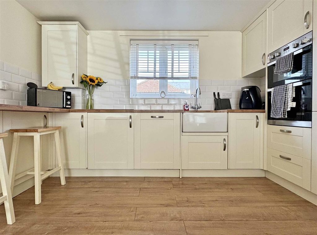 Property photo 2 of 11 Kitchen B.Jpg