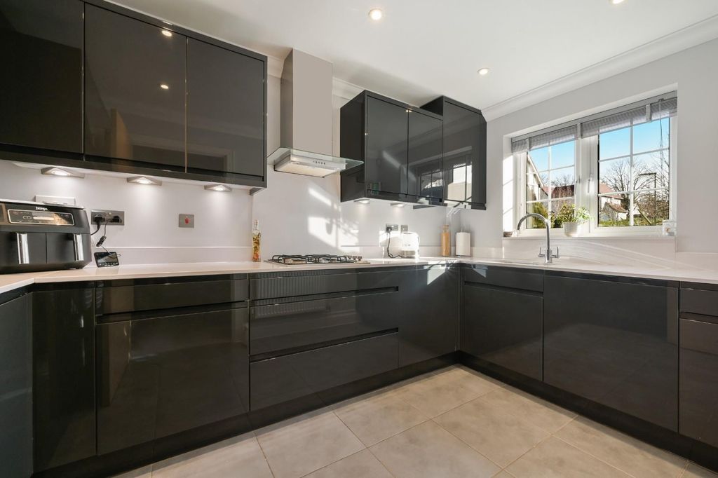 Property photo 2 of 17 Lambourne Close