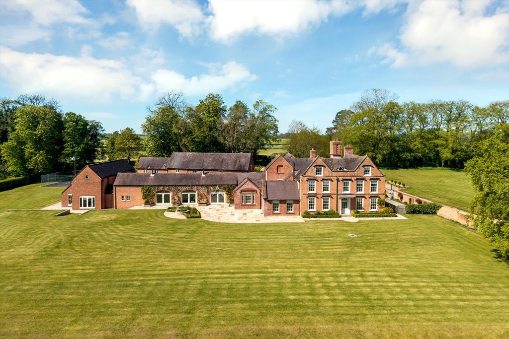 Property photo 1 of 38 Aston Hall