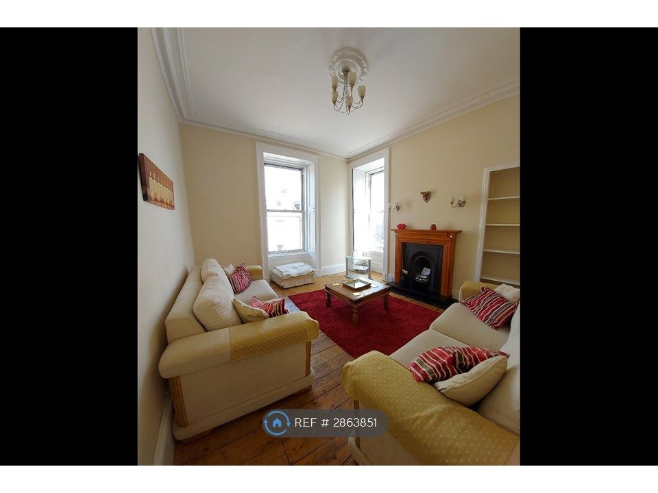 Property photo 2 of 16 Spacious And Bright Lounge