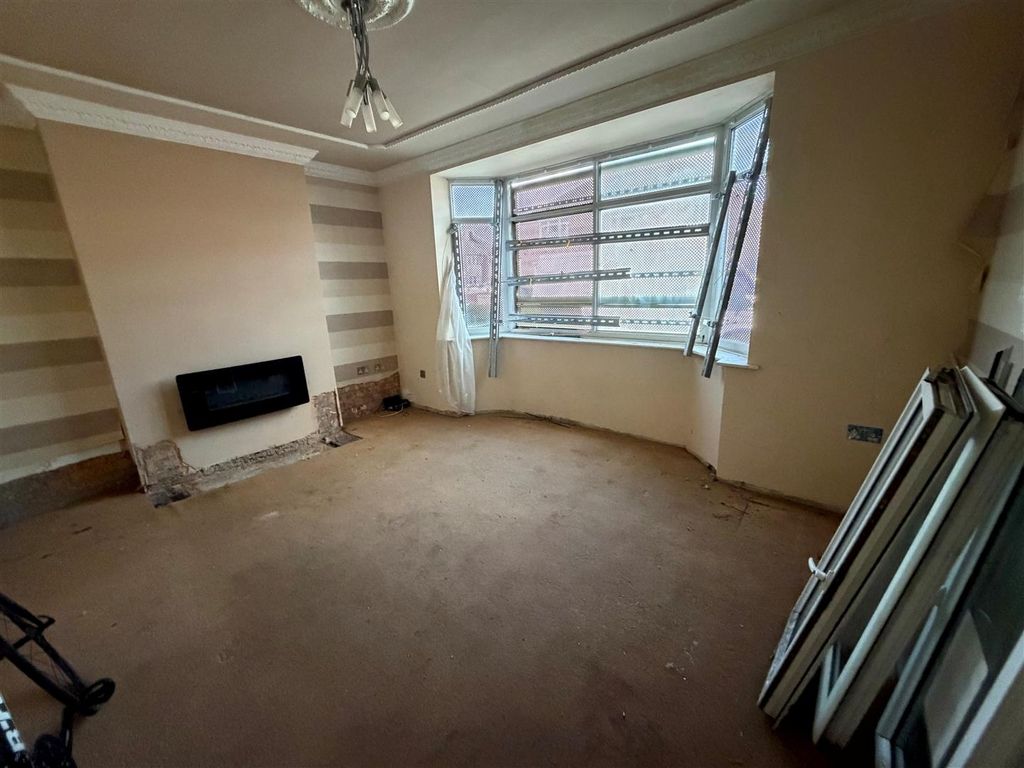Property photo 3 of 10 Lounge.Jpg