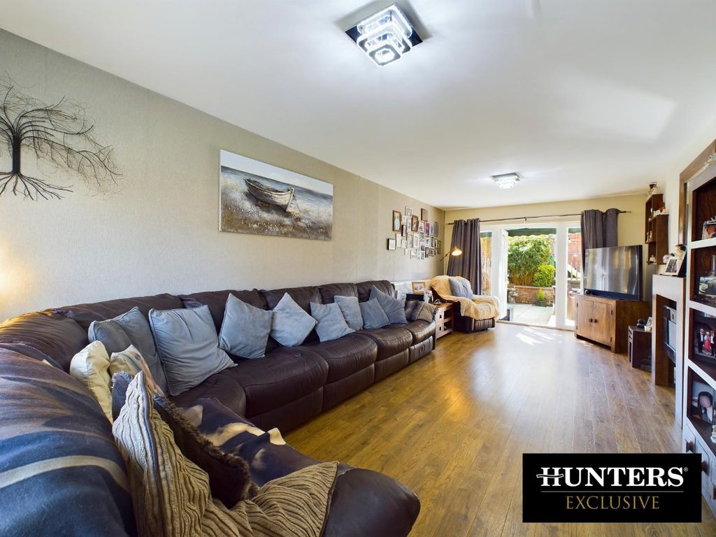 Property photo 3 of 24 Lounge