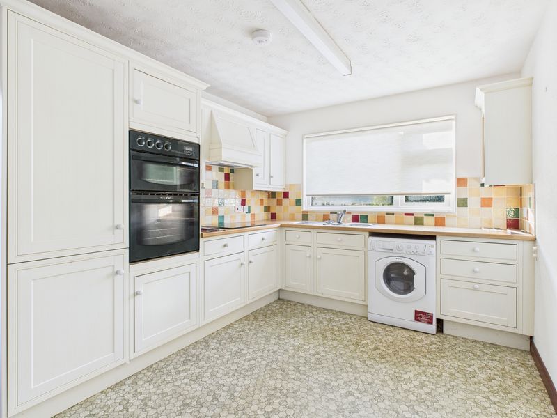 Property photo 2 of 10 Kitchen