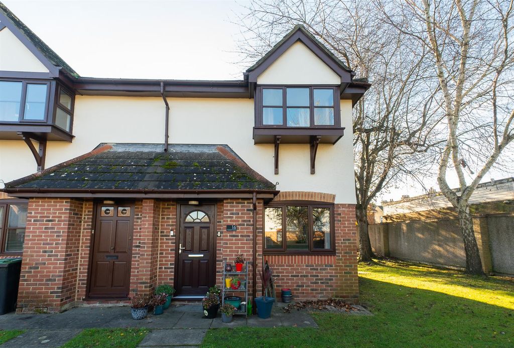 Property photo 1 of 12 Warnett Court..Jpg