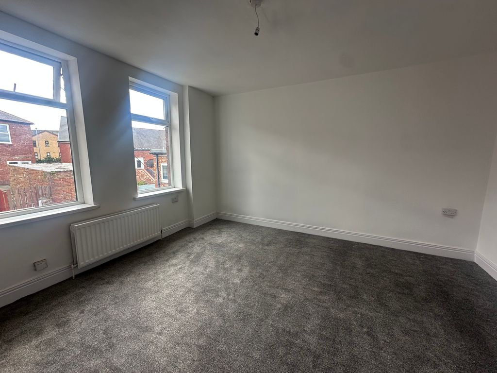 Property photo 3 of 7 Living Room