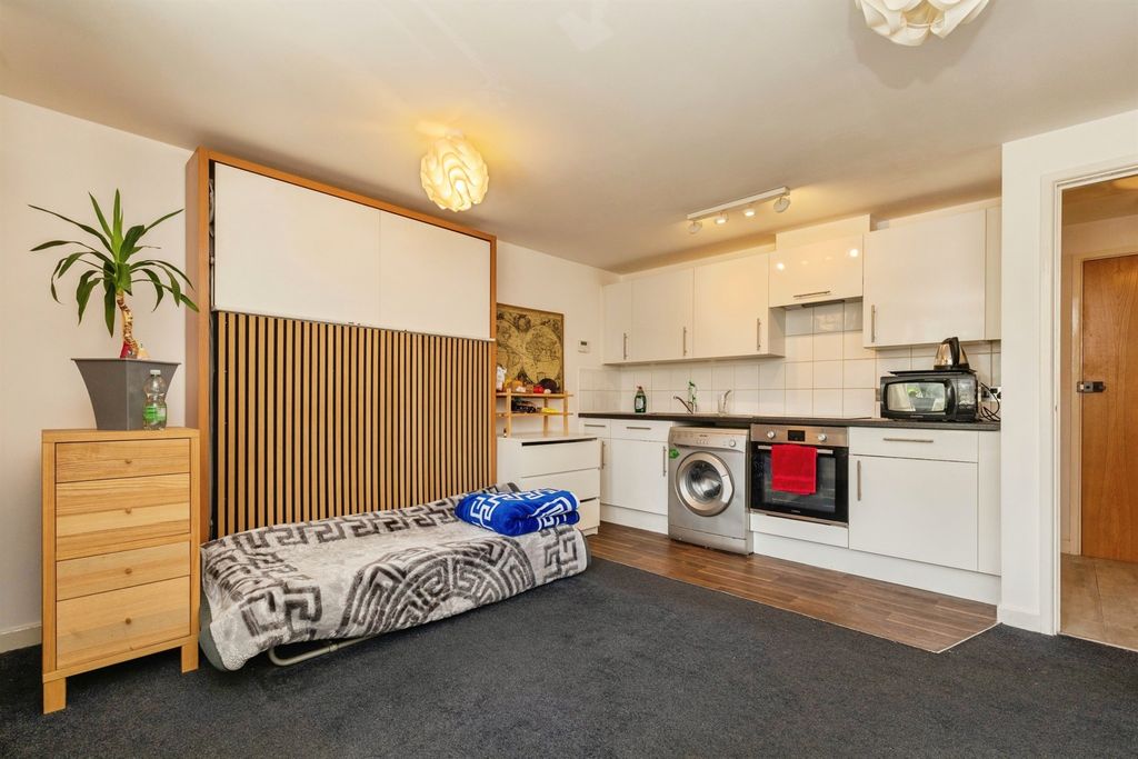 Property photo 2 of 8