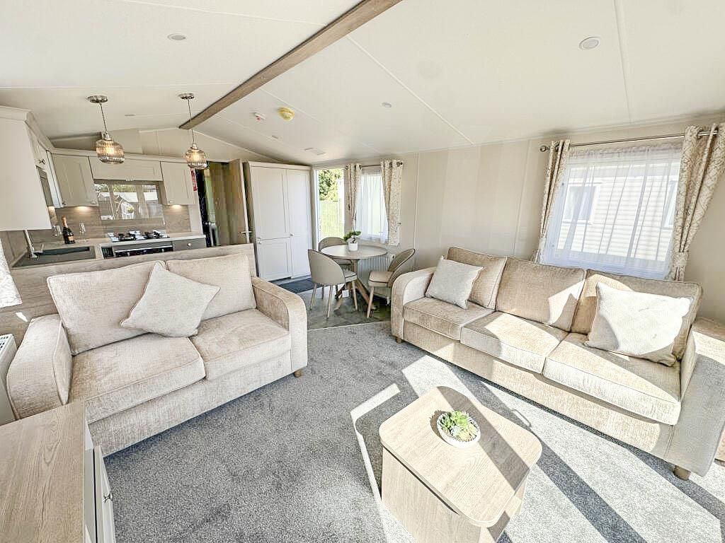 Property photo 2 of 17 Lounge