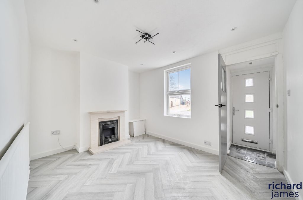 Property photo 2 of 12 8F4Ff31089A941838Bf9E7A106E80d1A