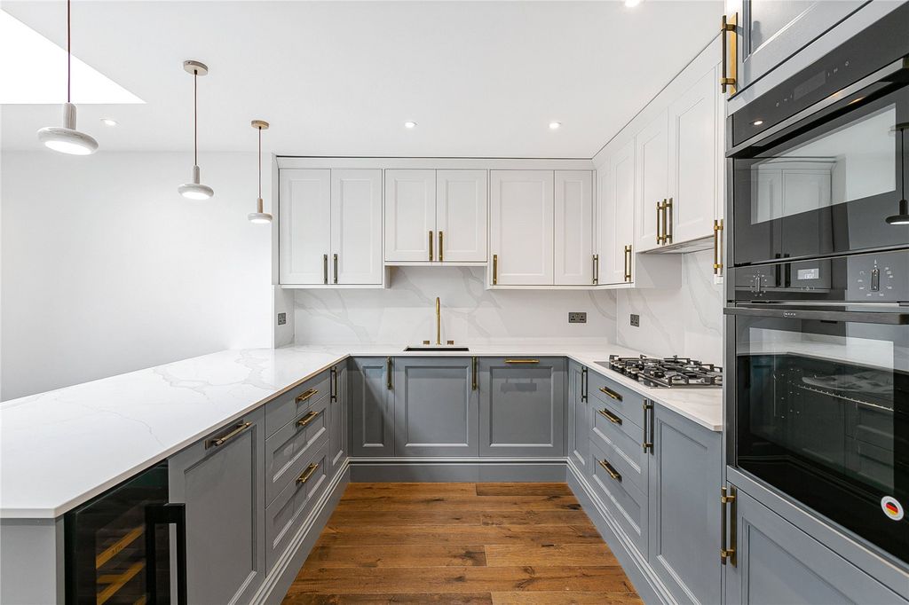 Property photo 3 of 33 Kitchen